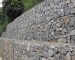 Muro de contención construido con gaviones